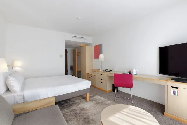 Superior, Double Bed, Novotel Berlin Mitte 3/6