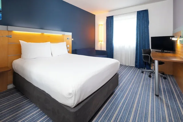 غرفة قياسية بسرير مزدوج مع أريكة، Holiday Inn Express Bedford 5/9