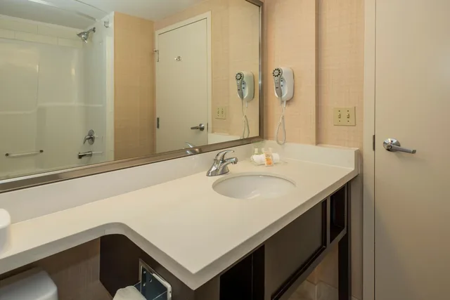 Room, 2 Beds, Holiday Inn Conference Ctr Edmonton South 9/9