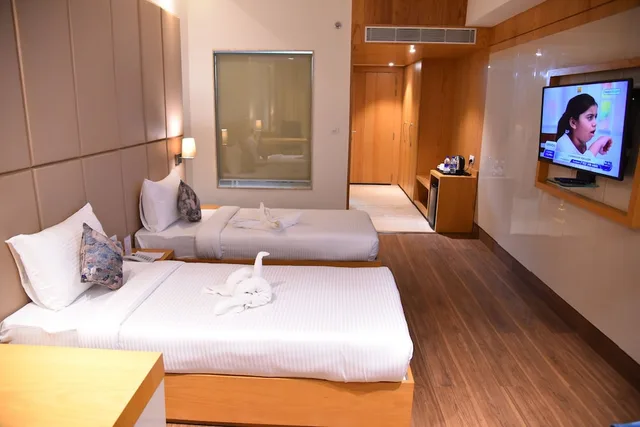 غرفة بريميوم بسرير كينج بإطلالة على المدينة، Hotel Narayanam 1/5