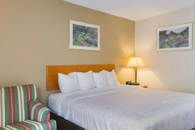 غرفة بريميوم بسرير كينج بإطلالة على المسبح، All Seasons Inn & Suites Smithfield Providence 2/3