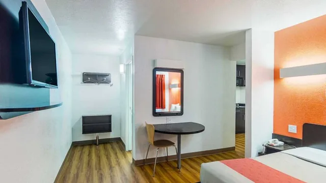 غرفة بسرير كوين بمطبخ، Motel6 Ardmore, OK 2/2