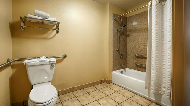 غرفة بسرير كينج بحوض استحمام لذوي الإعاقة، Best Western Windsor Pointe Hotel & Suites-AT&T Center 1/1