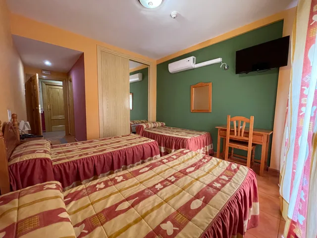 غرفة قياسية ثلاثية، Quentar Hotel 1/2