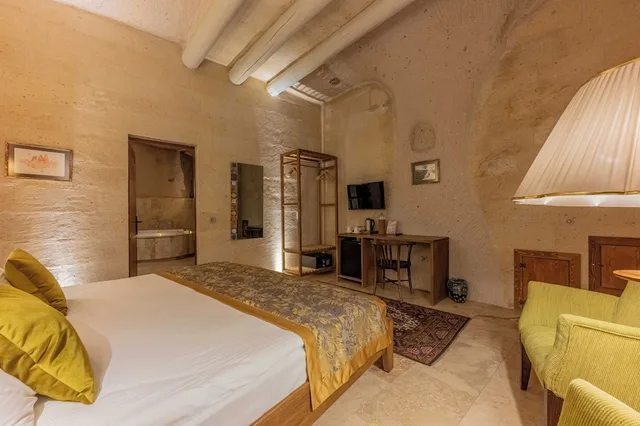 Cave, Hot Tub، Peristyle Cave Cappadocia 7/10