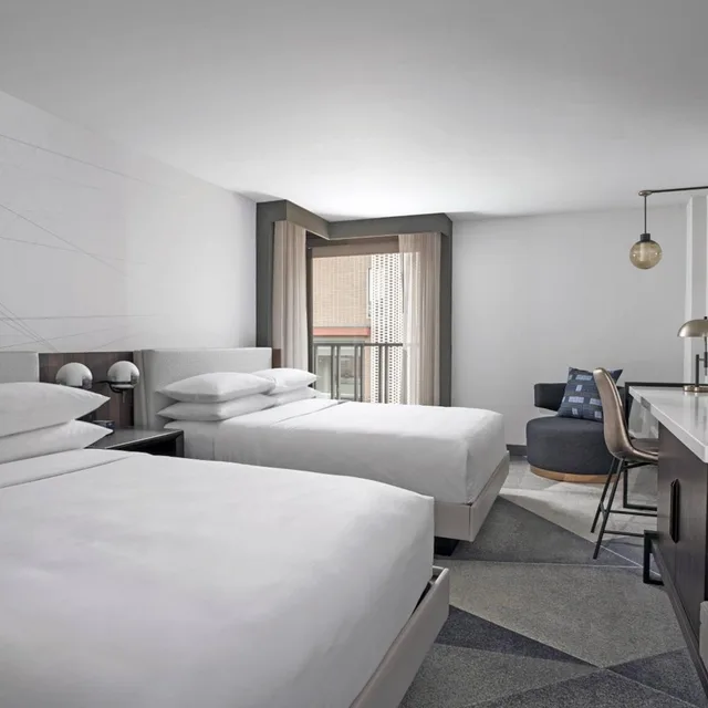 غرفة بسريرين كوين مع دخول صالة النادي، Philadelphia Marriott Old City 1/5