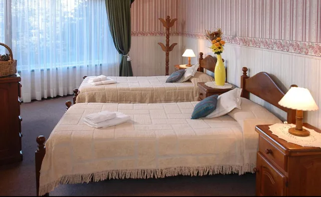 غرفة قياسية بسريرين منفصلين بإطلالة على البحيرة، Hosteria El Condado 7/7