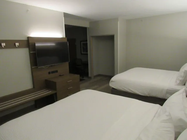 suite, multiple beds، Holiday Inn Express and Suites Lincoln South 3/10