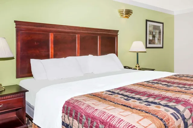غرفة قياسية بسرير كينج للمدخنين، Days Inn by Wyndham Oneonta AL 3/4