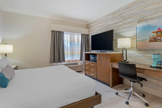 غرفة بسرير كينج مع أريكة، Best Western Plus All Suites Inn 3/4