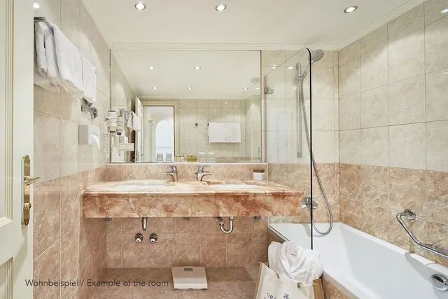 غرفة عائلية بسرير كوين وسرير بطابقين بإطلالة على البحيرة، Grand Hotel Zell Am See 4/5