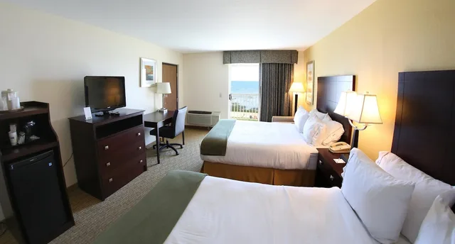 غرفة قياسية بسريرين كوين بإطلالة على البحيرة، Holiday Inn Express St. Ignace-Lake Front 1/1
