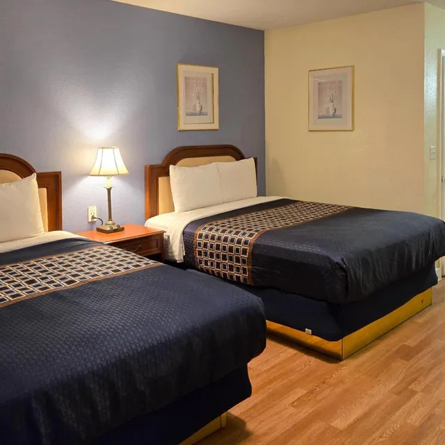 غرفة بسرير كينج وسريرين كوين، Rodeway Inn & Suites Blythe I-10, CA 1/10