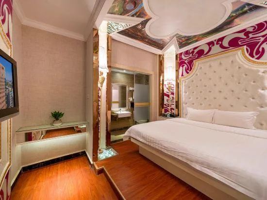 Exquisite, King Bed, The Clipper Hotel 1/2