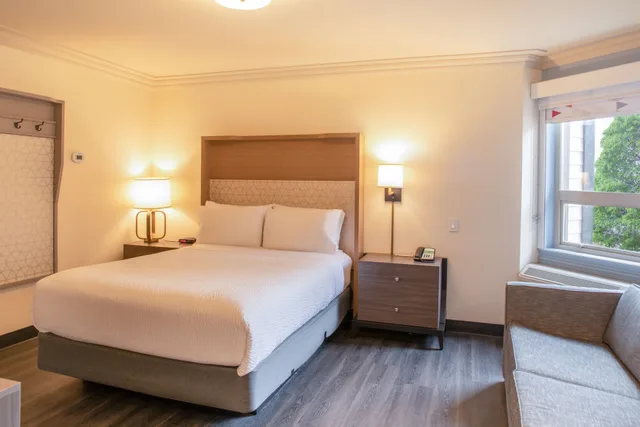 غرفة قياسية بسرير كوين، Elk Lake Inn Suites Victoria 1/6