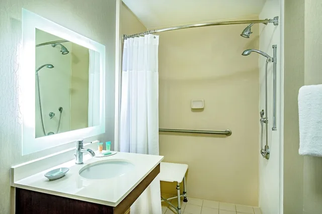 جناح بسريرين مزدوجين مع سرير سحّاب إضافي لذوي الإعاقة، Springhill Suites Norfolk Virginia Beach 6/10