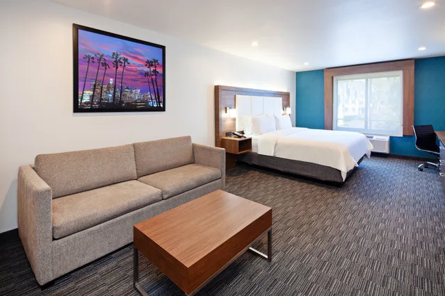 Suite, King Bed, Extra Floor Space، Holiday Inn Express Hollywood Walk of Fame An Ihg Hotel 5/10