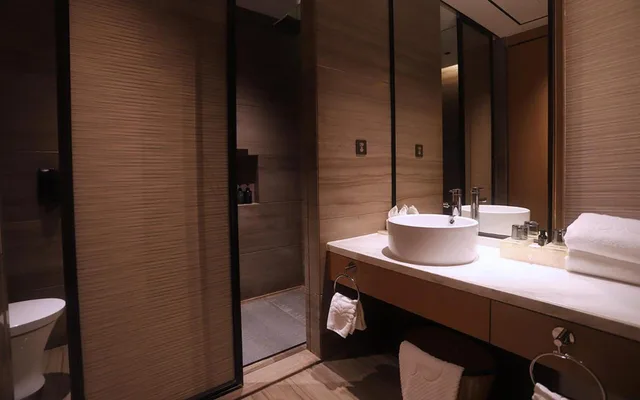 غرفة ثلاثية، Palm Spring Hotel 3/3