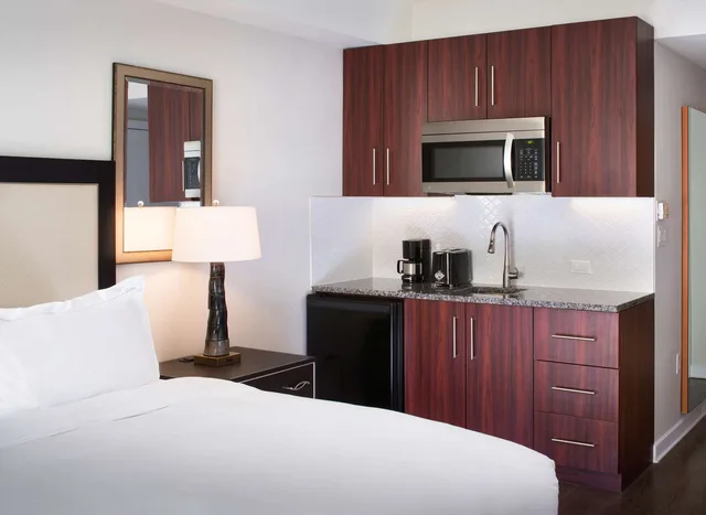 استوديو بسرير كينج بحوض استحمام لذوي الإعاقة، Hilton Grand Vacations Club Las Palmeras Orlando 2/5