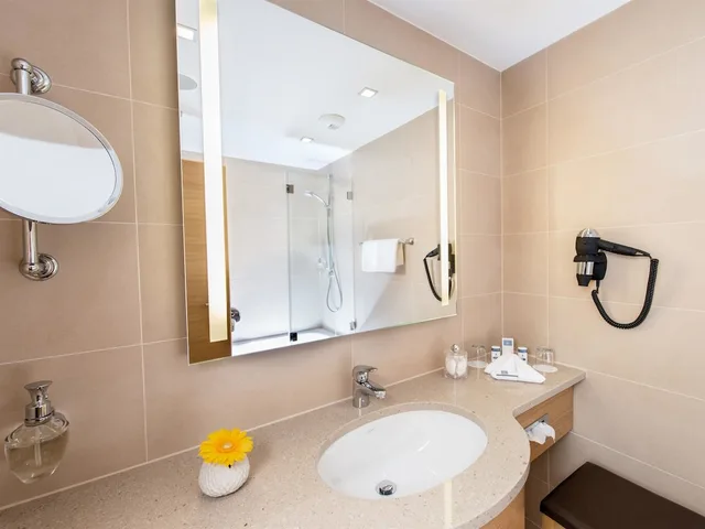 غرفة قياسية بسريرين منفصلين بإطلالة على الحديقة بشرفة، Travel Charme Furstenhaus am Achensee 2/3