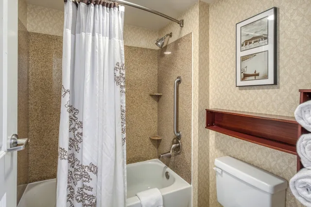 جناح بسريرين كوين بغرفة نوم واحدة مع أريكة لذوي الإعاقة، Residence Inn Chapel Hill 1/4