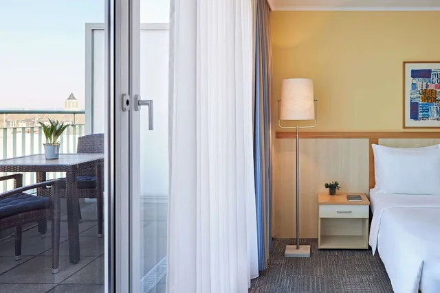غرفة ديلوكس بسرير كوين بشرفة، Lindner Hotel Cologne Am Dom, part of JdV by Hyatt 4/4