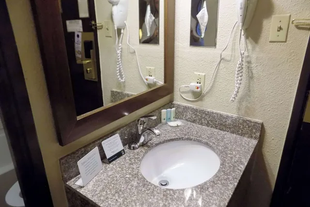 غرفة بسرير كوين لذوي الإعاقة، Quality Inn DFW - Airport 4/6