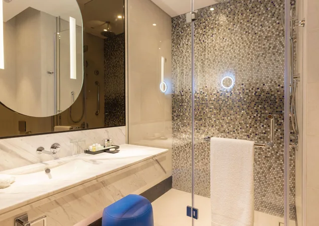 جناح بسريرين مزدوجين بإطلالة على البحر بغرفة نوم واحدة، Embassy Suites By Hilton Doha Old Town 3/3
