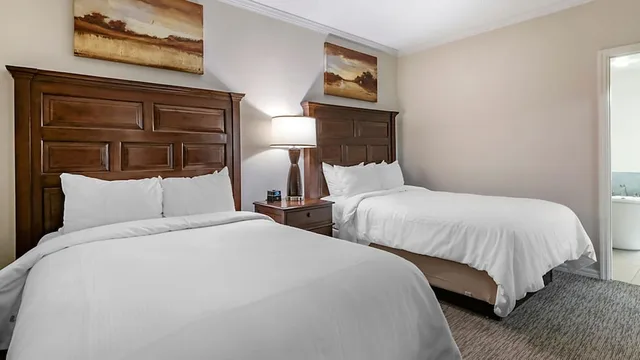 جناح ديلوكس بسريرين مزدوجين وسرير كينج بغرفتي نوم مع أريكة، Hilton Vacation Club St. Augustine 1/6