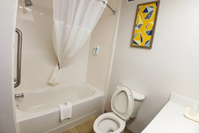 Elite, King Bed, Ground Floor, Comfort Inn Marion NC 7/10