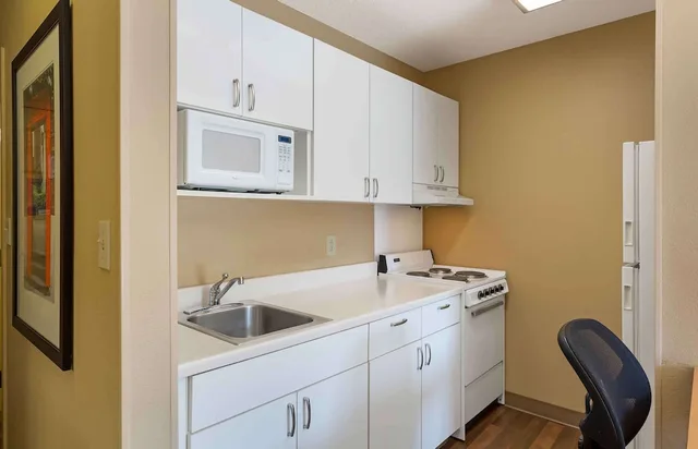 استوديو ديلوكس بسرير كوين مع أريكة، Extended Stay America - Hartford - Farmington 7/9