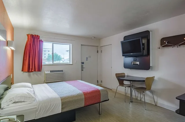 غرفة قياسية بسرير كوين، Motel6 Riverton, WY 3/9
