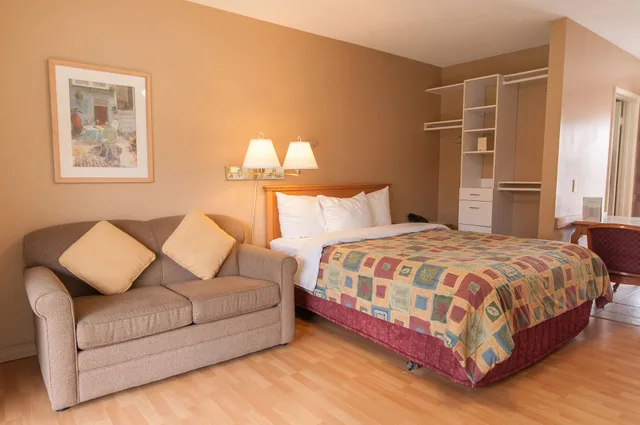 غرفة قياسية بسرير كوين، Okanagan Seasons Resort 2/5