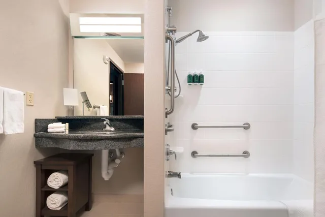 Room, 2 Queen Beds, Bay View, Bathtub, Accessible، Courtyard Seattle Downtown Pioneer Square 3/4
