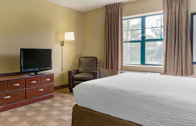 Studio, Queen Bed, Accessible, Extended Stay America - Long Island - Bethpage 4/10
