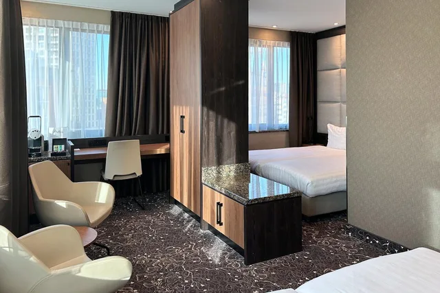 غرفة رباعية، Hotel Levell 7/7