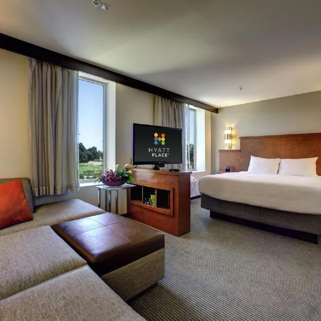 غرفة بسرير كينج مع أريكة في طابق مرتفع، Hyatt Place UC Davis 1/4