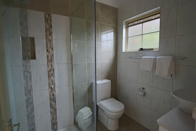 2 Bedrooms, Pier, Family, Cottage, 1 Queen and 3 Single Beds, Swansea Cottages & Motel Suites 3/3