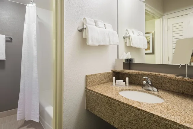 غرفة بسرير كينج مع أريكة، Courtyard by Marriott Wilmington / Wrightsville Beach 4/8