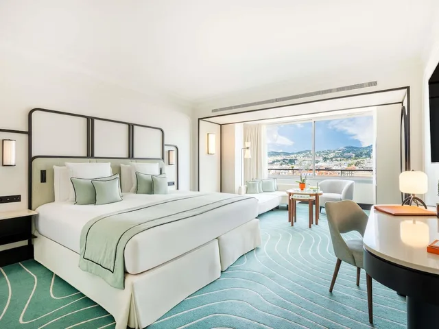 Junior Suite, King Bed, City View, Mondrian Cannes 1/10