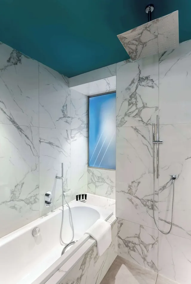 غرفة بسريرين منفصلين بإطلالة على البحر بشرفة، Hyatt Centric Jumeirah Dubai 5/5