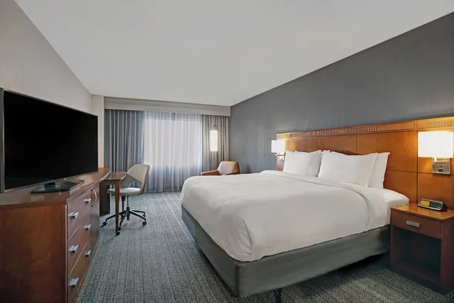 غرفة بسرير كينج، Courtyard Chicago Elmhurst/Oakbrook Area 1/10