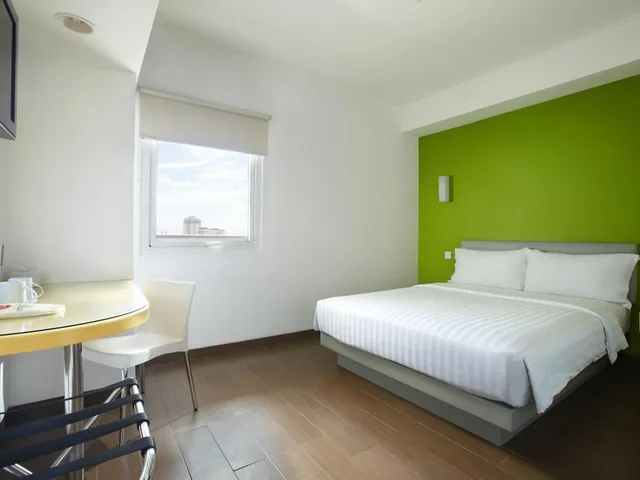 Smart, Hollywood, King Bed, Amaris La Codefin Kemang 2/10