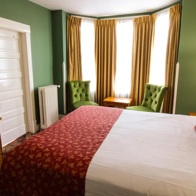 غرفة كلاسيكية بسرير كينج وسرير كوين، James Bay Inn Hotel Suites Cottage 3/8
