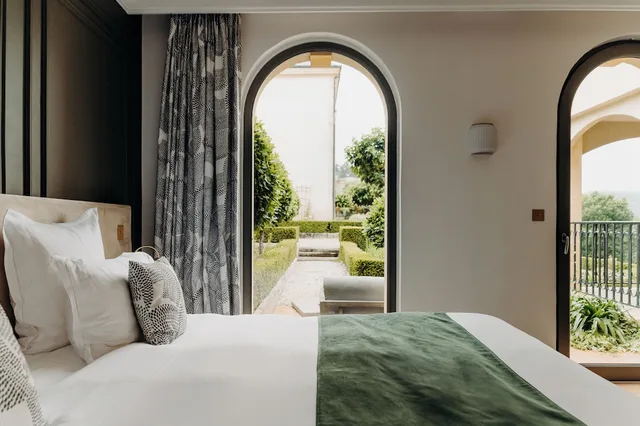 غرفة ديلوكس بسرير كينج بشرفة، Domaine De Rochebois & Spa Nuxe 4/6