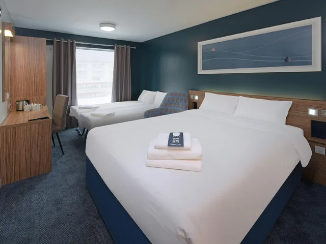 غرفة عائلية بسرير كينج وسريرين منفصلين، Travelodge Chertsey 1/1