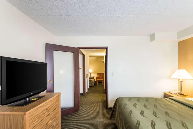 جناح بسرير كوين لذوي الإعاقة، Spark by Hilton Milwaukee Airport 1/2