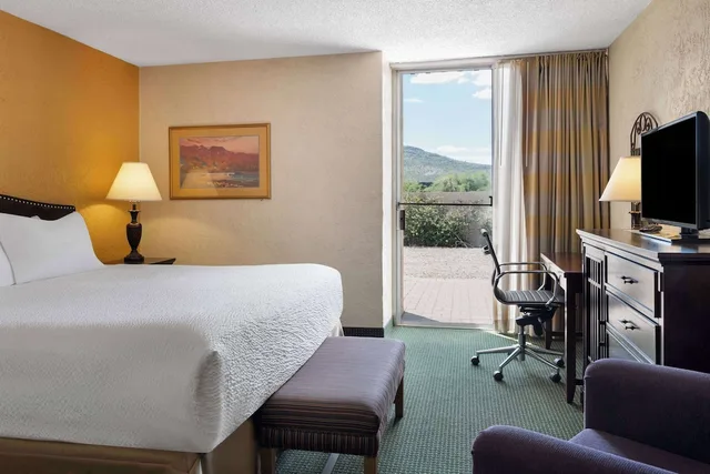 جناح بسرير كينج بغرفة نوم واحدة لذوي الإعاقة، Ramada by Wyndham Tucson 3/4