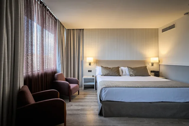 غرفة بسرير مزدوج أو سريرين منفصلين، CATALONIA GRAN HOTEL VERDI 3/10