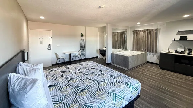 Room, King Bed, Hot Tub, Kitchen, Smoking, Studio6 Little Rock, AR - South 1/8